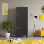 Taquilla metálica negra de 4 puertas TwinThink en sala decorada con plantas y muebles modernos