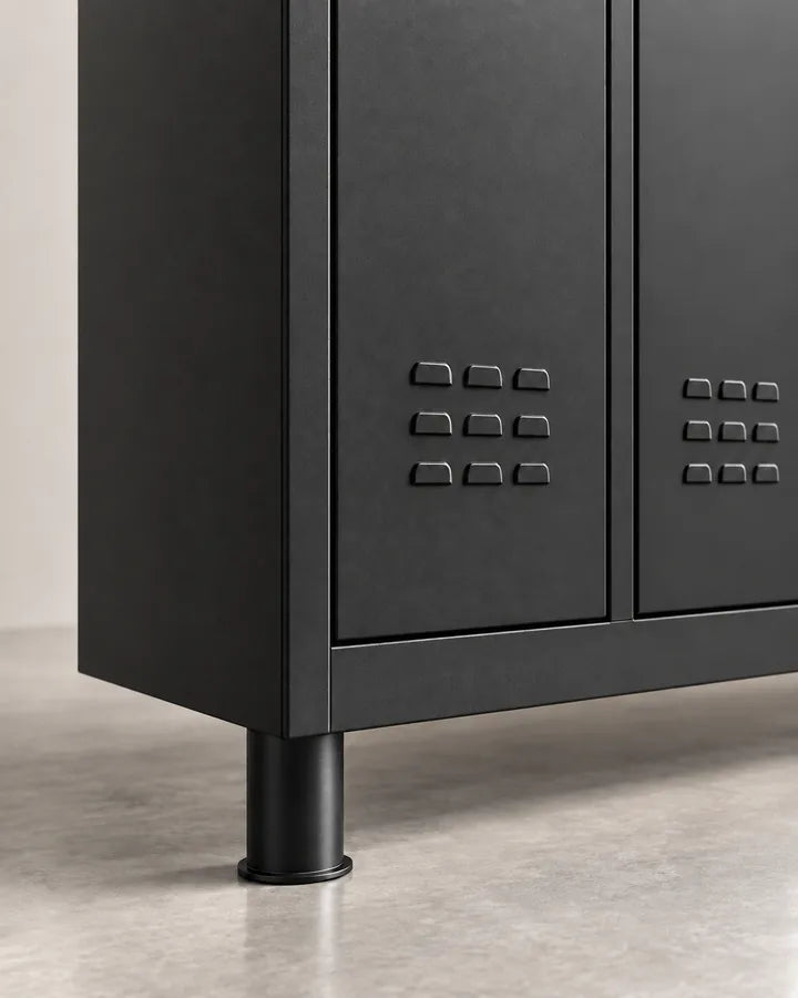 Detalle de una taquilla TwinThink negra: acero con pintura en polvo, rejillas y pata