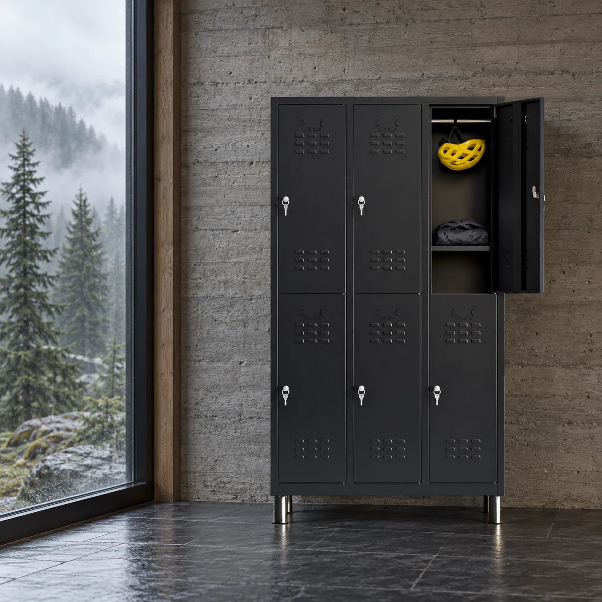 Taquilla TwinThink negra de 6 puertas en el vestuario de un refugio de montaña, con un casco amarillo y ropa de lluvia