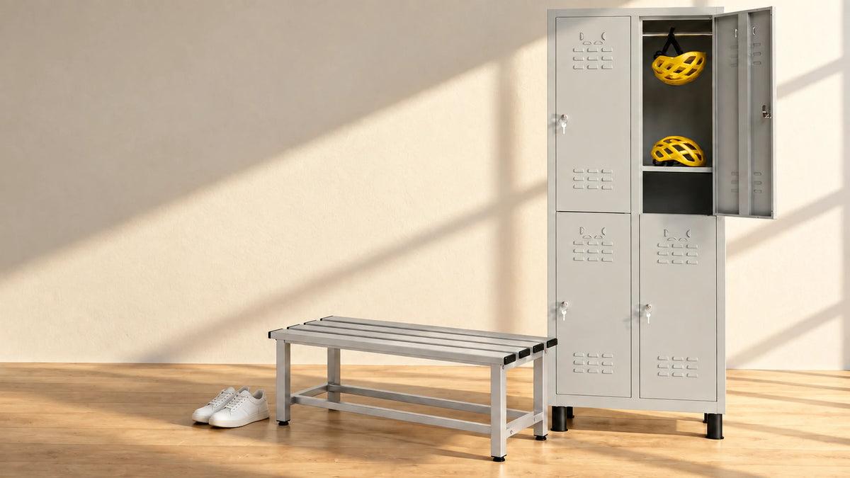 Taquilla metálica de 4 puertas Urban Grey y banco de vestuario en un recibidor con luz de mañana